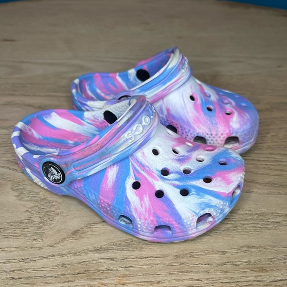 CROCS Classic Marbled Clogs Kid’s Size 7 Tie Dye Purple Blue Slip Ons - Picture 1 of 4